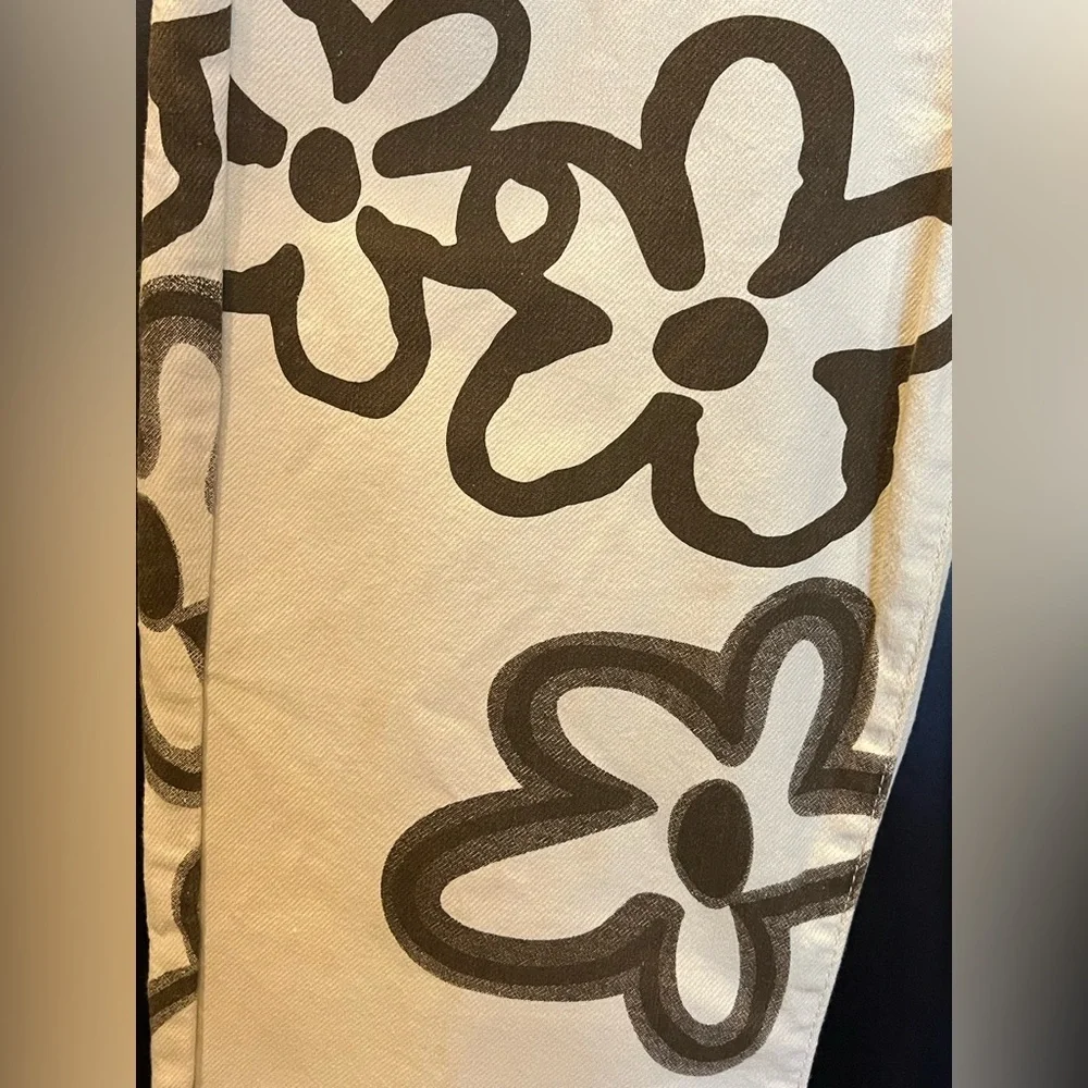 Floral print boyfriend jeans. Straight leg High rise Cream, brown. Cotton. 9/ 29 - Picture 4 of 12